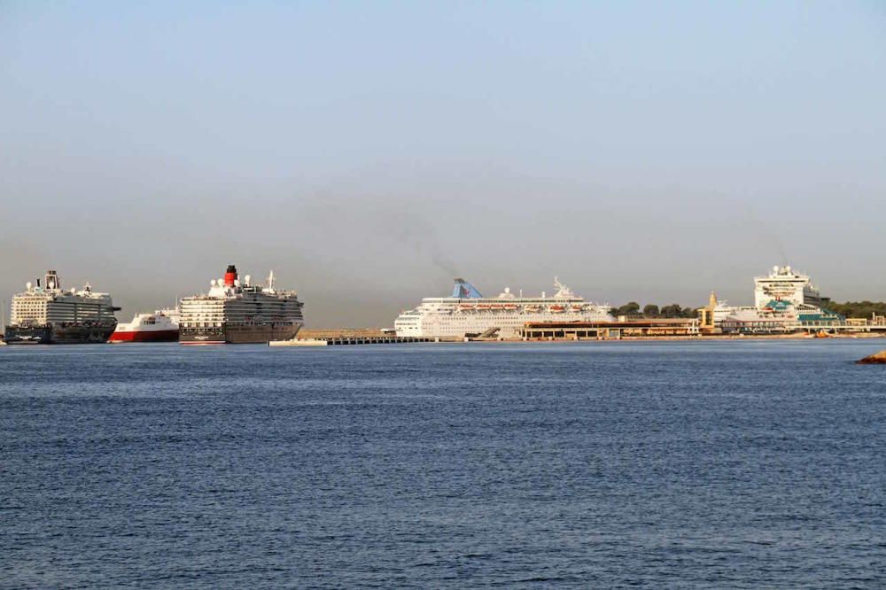 Un megayate y seis cruceros en el puerto de Palma