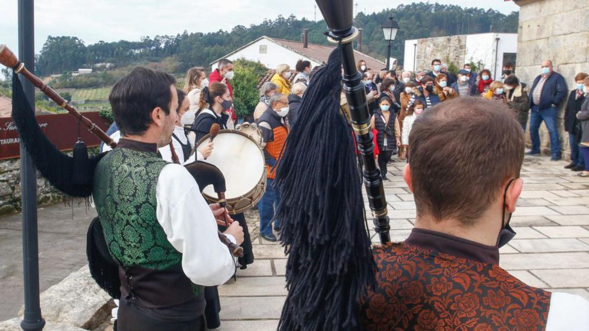 La música de las gaitas no faltó junto a la ermita.   | // IÑAKI ABELLA