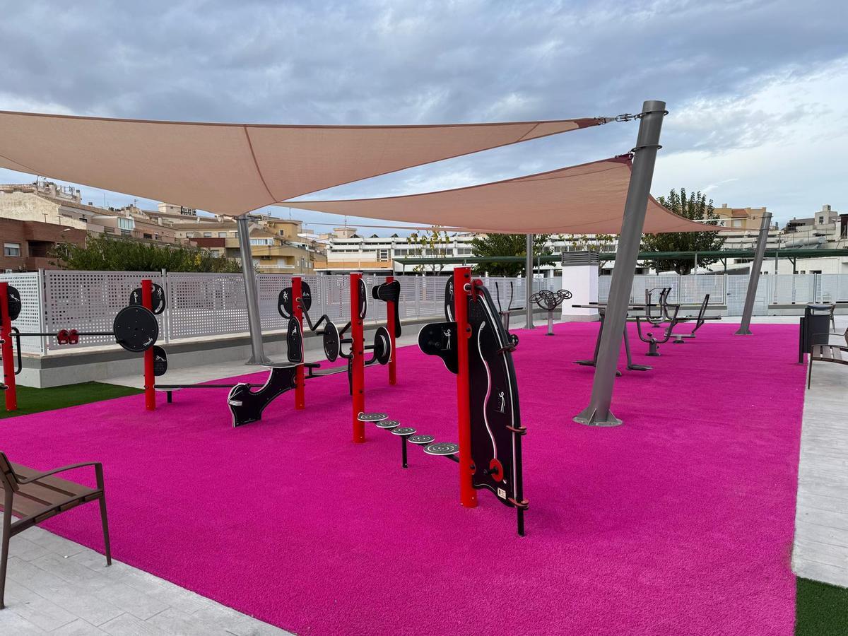 Espacio de juegos biosaludables instalados en la nueva plaza de la Constitución que se abre el sábado en Pilar de la Horadada
