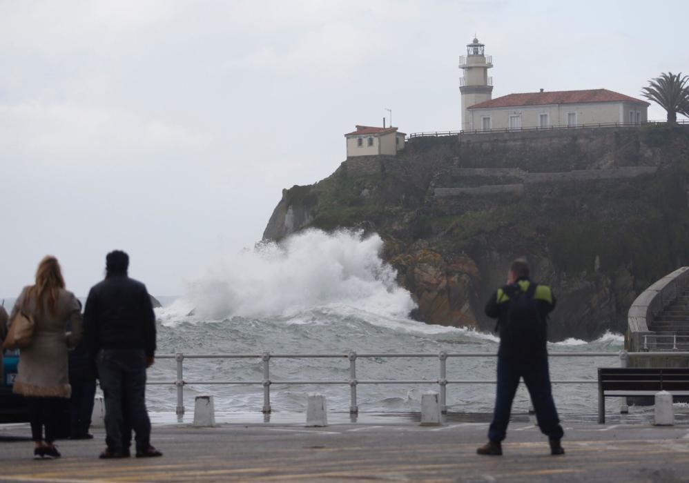 Temporal en Asturias: Alerta roja por viento y oleaje