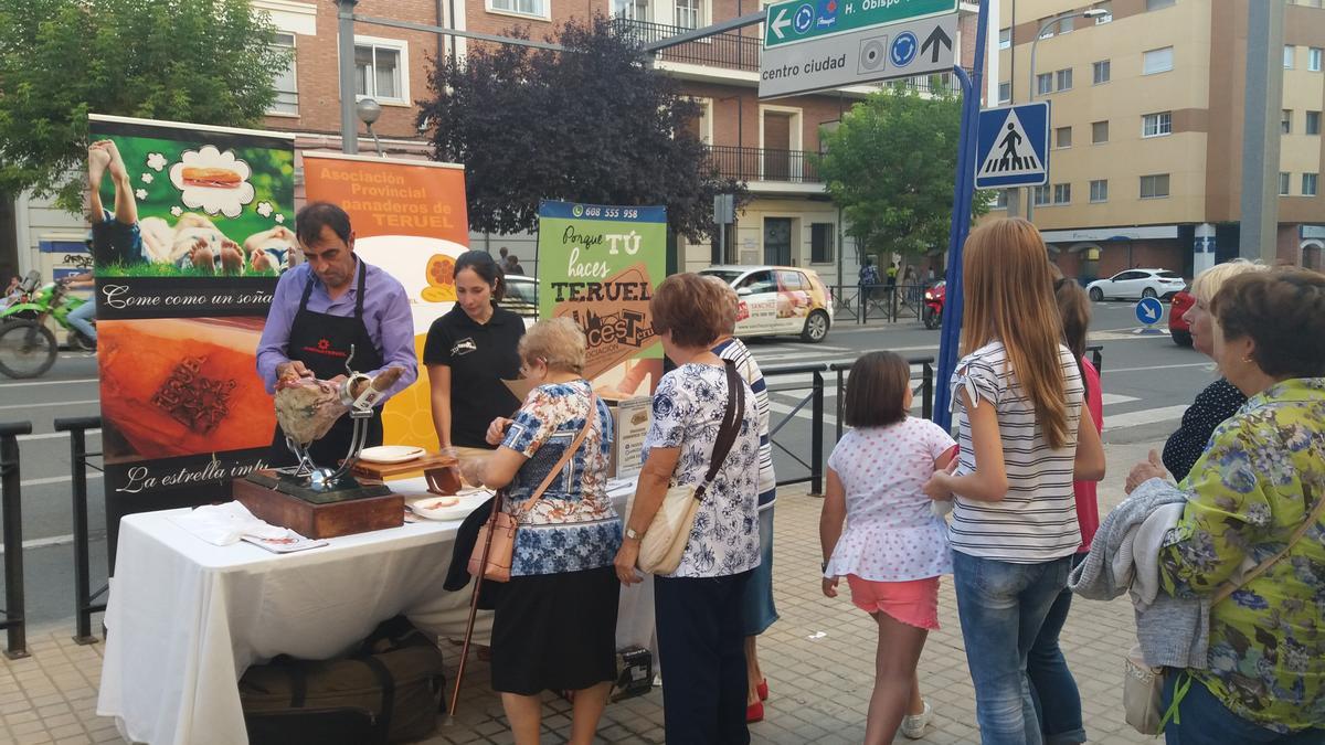 Un cortador de jamón, en una edición anterior de la feria, en una calle de Teruel.