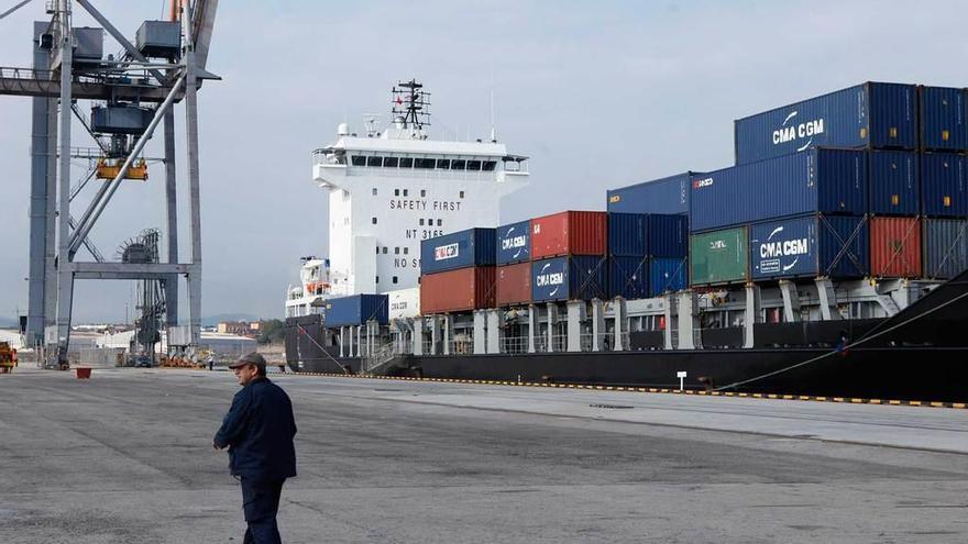 Primera escala en El Musel de la línea de CMA-CGM, con el &quot;Pengalia&quot;, el 5 de septiembre de 2012.