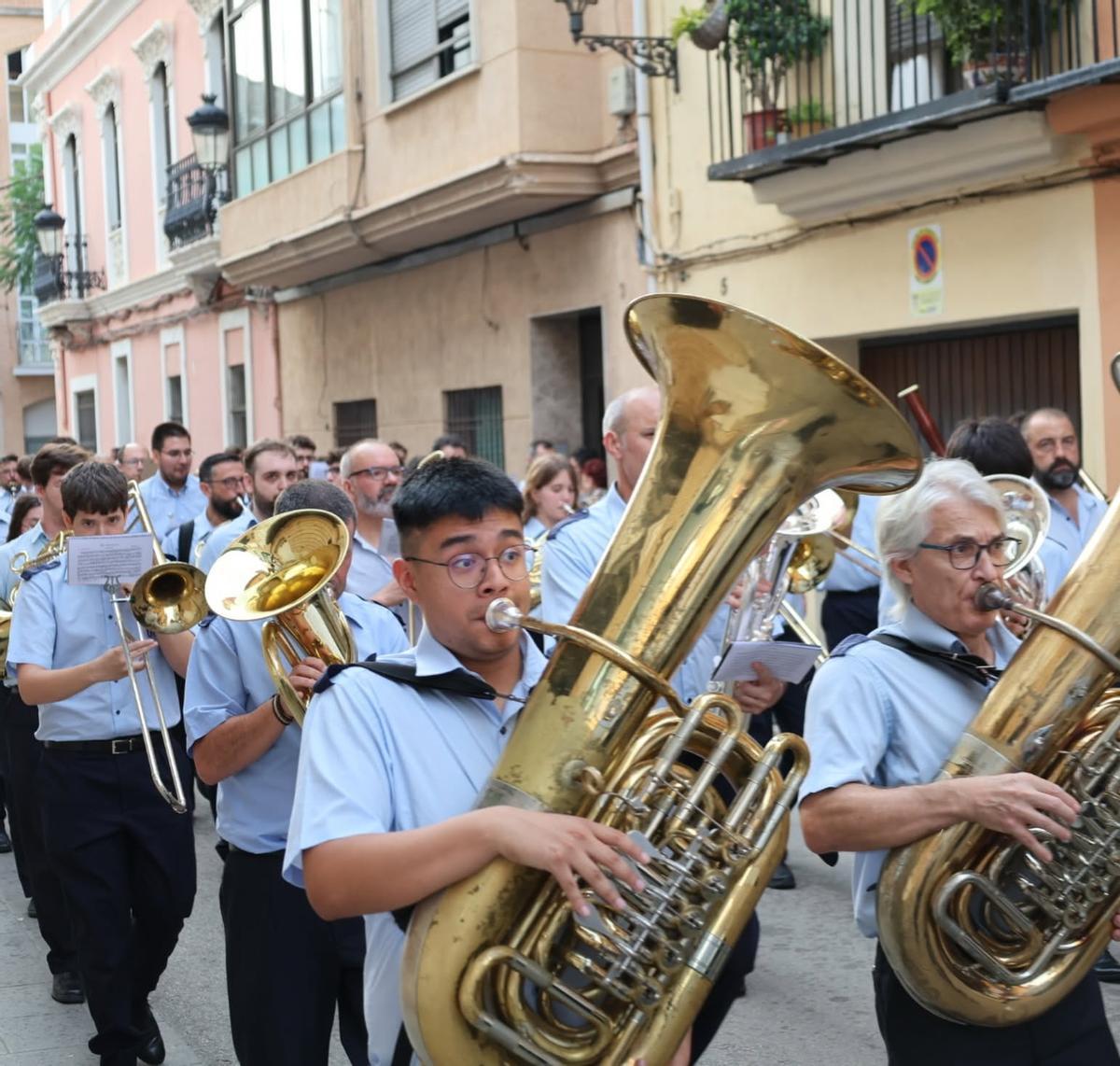 El pasacalle llena de música la ciudad.