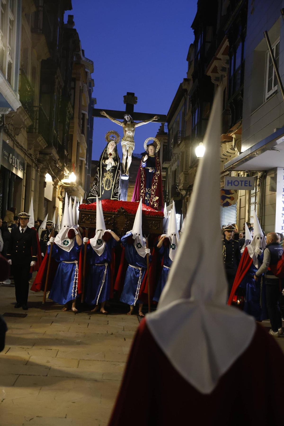 EN IMÁGENES: Avilés, a reventar en la procesión del Silencio