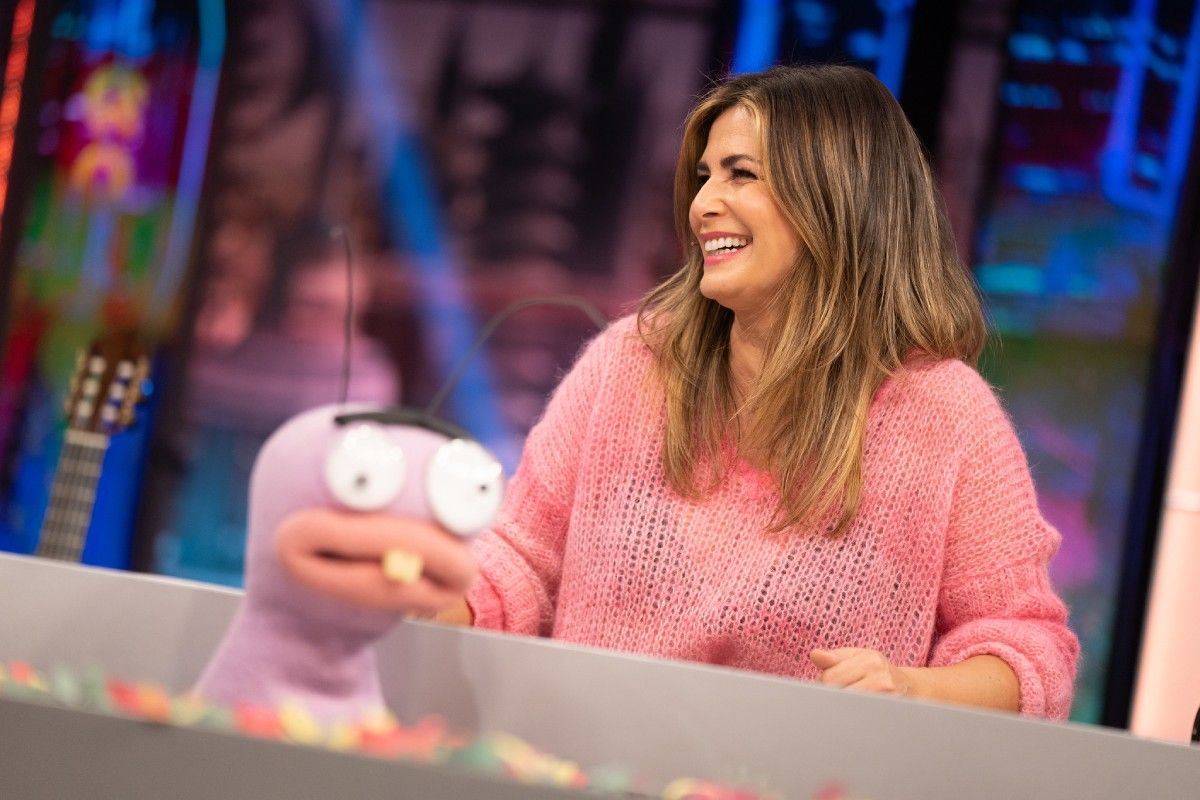 Nuria Roca, con un jersey rosa de Guess