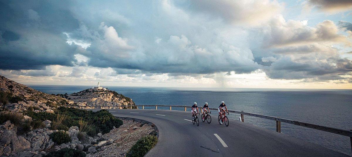 Archivaufnahme: Eine Gruppe Radfahrer am Kap Formentor.