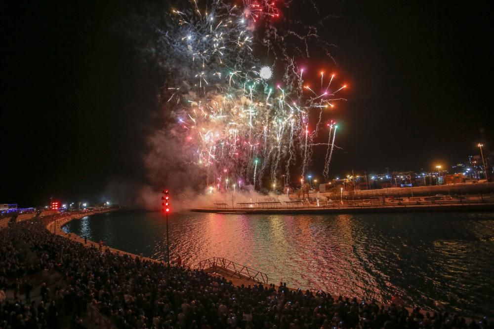 Mascletà vertical 2020 en la Marina