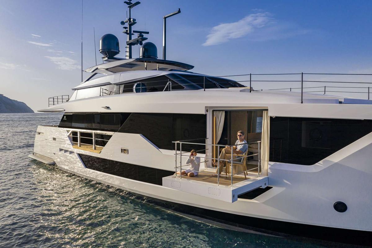 Imágenes de un yate de lujo Saetta 106 construído por Custom Line