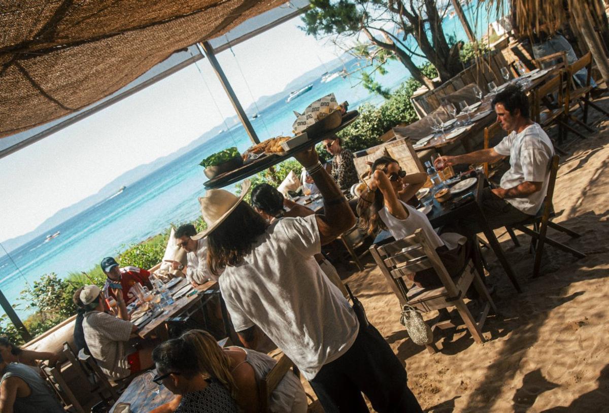 El paisaje de Formentera entra en la mesa, con el Mediterráneo como fondo. |