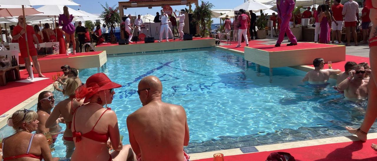 Viel Rot und viel Luxus: Bei der „Red Party“ im Nikki Beach wurde 13 Stunden am Stück gefeiert.  | FOTO: INGO WOHLFEIL