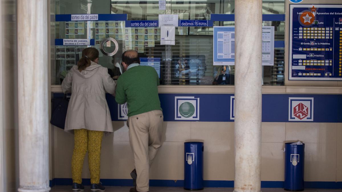 Dos personas compran lotería en una Administración