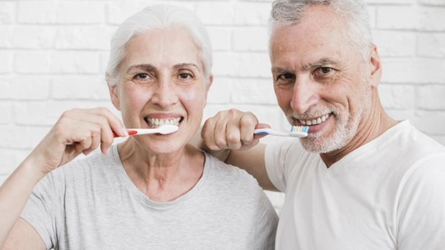 Cepillarse los dientes es una medida básica para mantener una correcta salud bucodental.