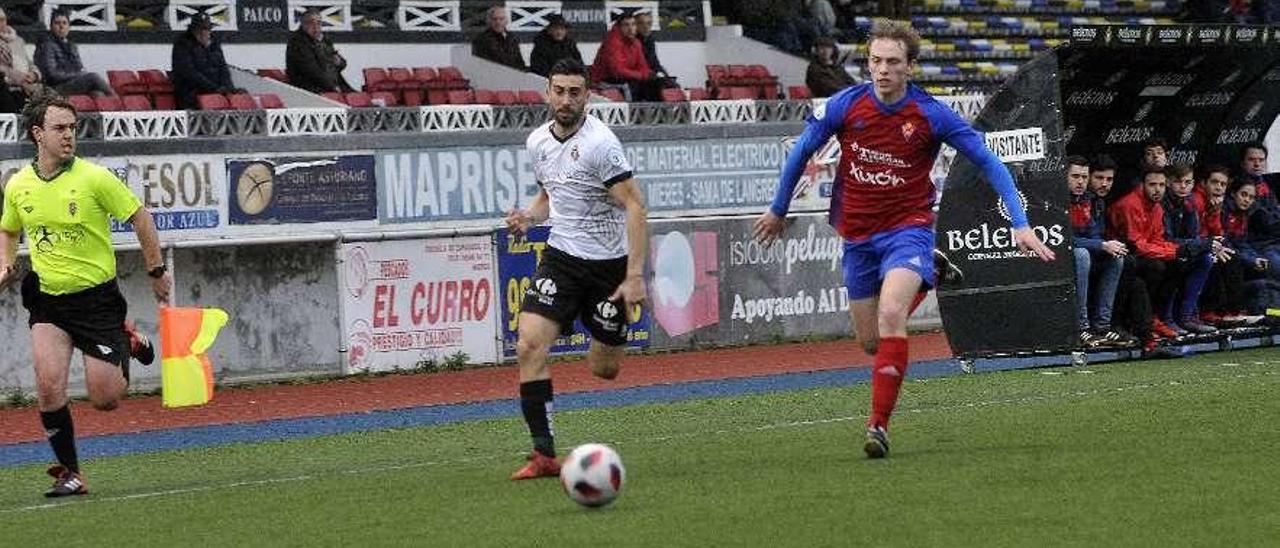 Cristian trata de llegar al balón junto al cearista Rafa Felgueroso.