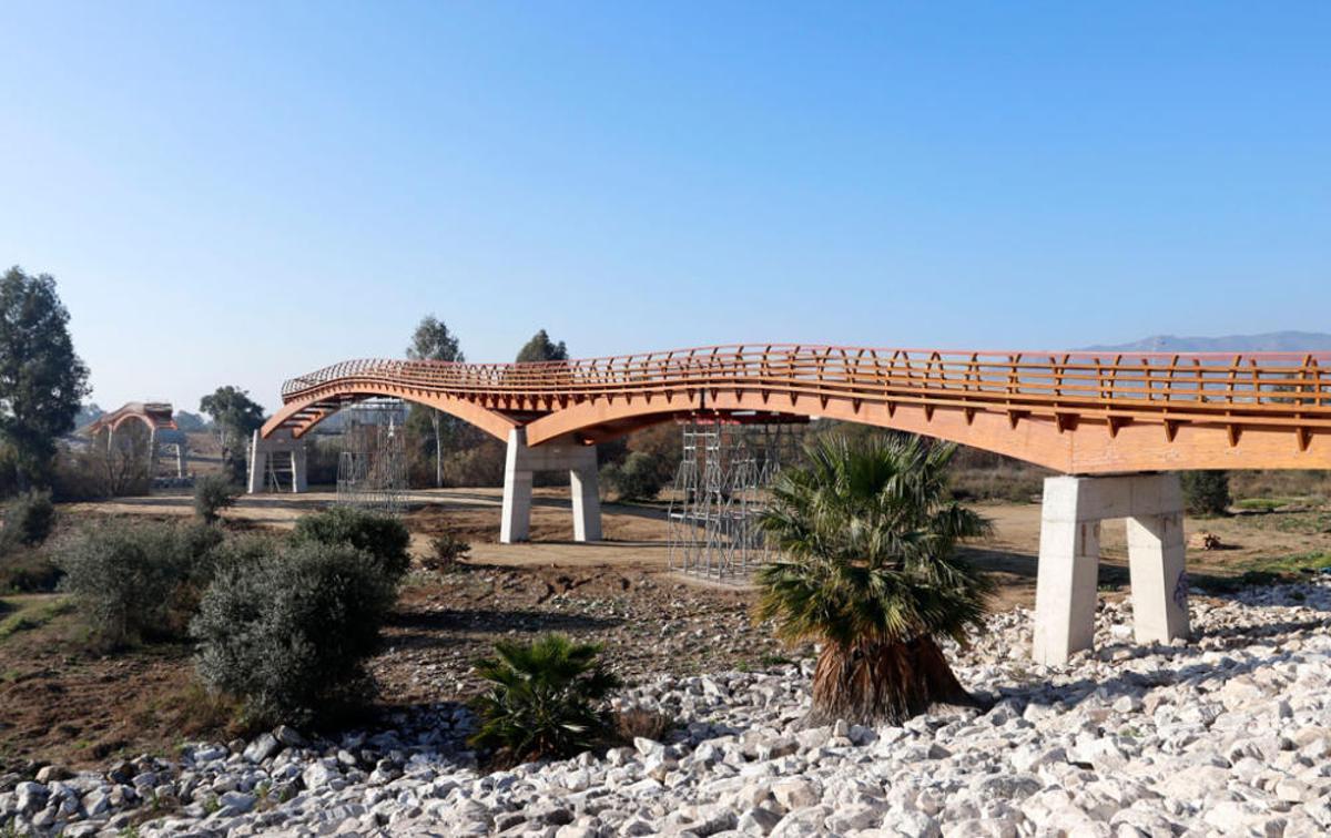 La instalación del último tramo del puente de madera sobre el río Guadalhorce comienza este martes 18 de febrero. La instalación del último tramo del puente de madera sobre el río Guadalhorce comienza este martes 18 de febrero.