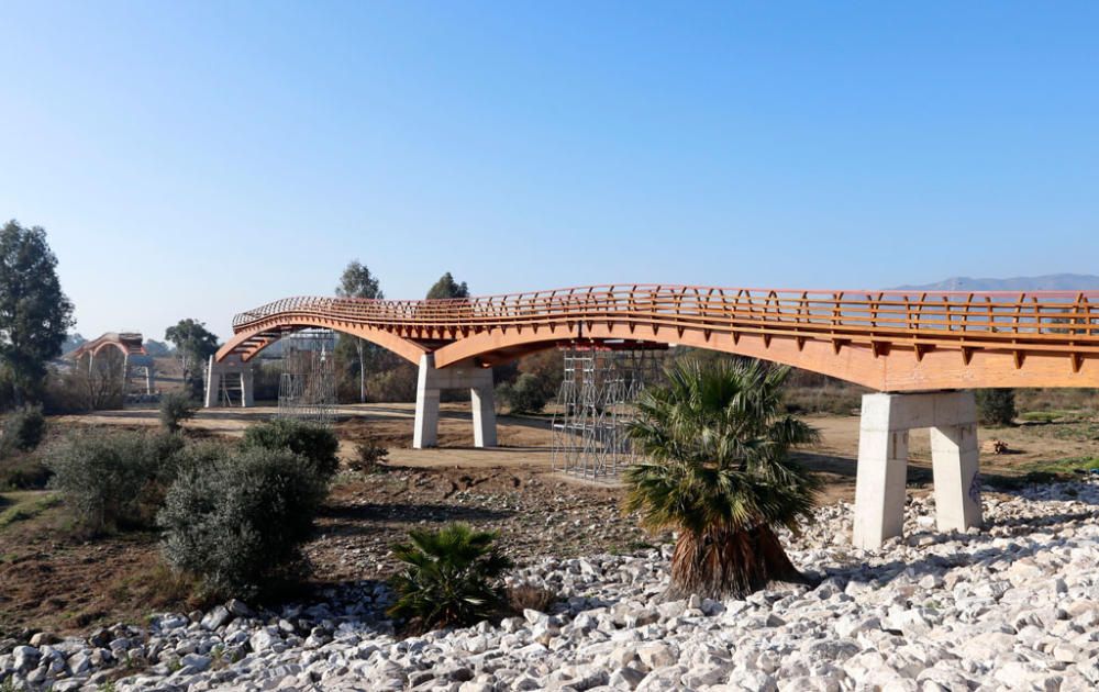 La instalación del último tramo del puente de madera sobre el río Guadalhorce comienza este martes 18 de febrero.