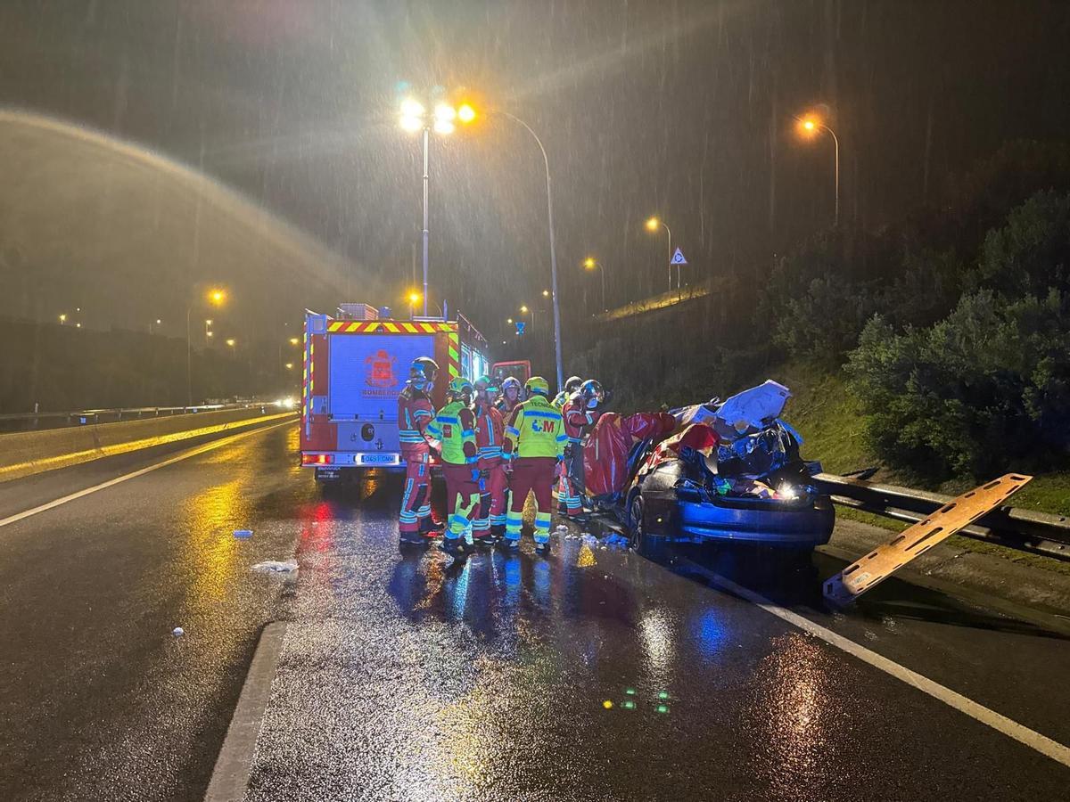 Bomberos y personal de Emergencias de la Comunidad de Madrid desplegados en el lugar de un accidente de tráfico con una víctima mortal en Fuenlabrada.
