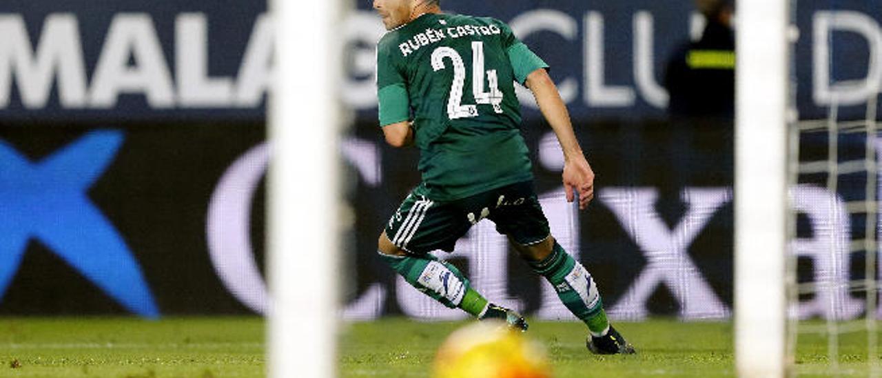 Rubén Castro celebra su gol anotado al Málaga, uno de los 17 tantos que ha realizado esta temporada.