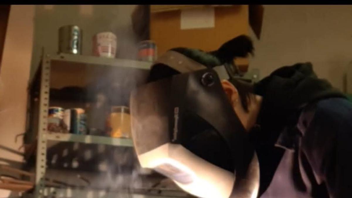 Ana Doñate Solsona, emprendedora en Mas de las Matas, en su taller de forja.