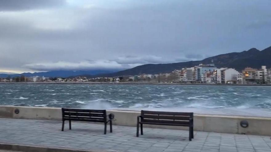 Vent i onades al port de Roses.