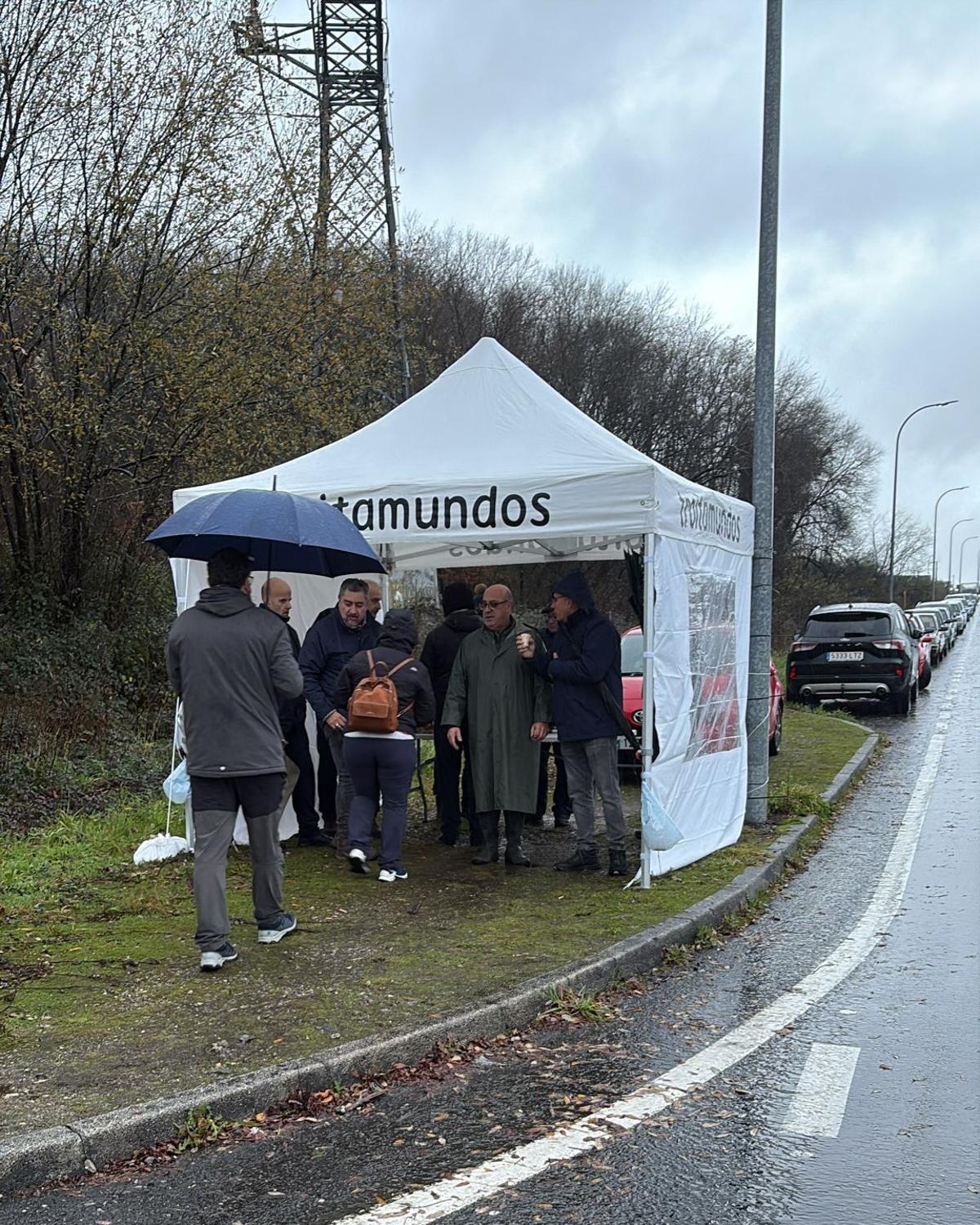 Santiago encara un nuevo día sin autobuses urbanos en pleno temporal