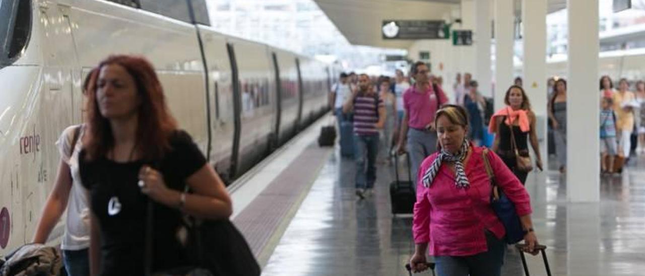 El tren del AVE a su llegada a la estación de Alicante durante su último retraso en el pasado mes de julio.
