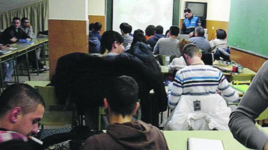 Charla de prevención de alcoholemia impartida por la Policía Local en el Centro de Adultos.