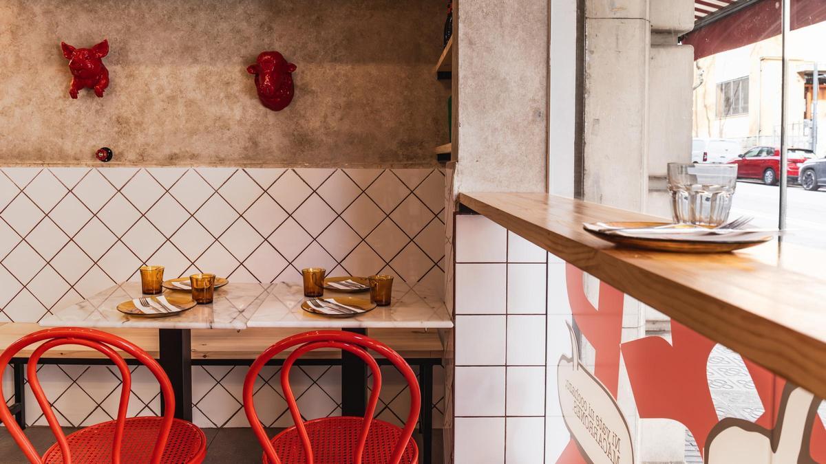 Una mesa junto a la barra de la ventana de Colmado Carpanta.