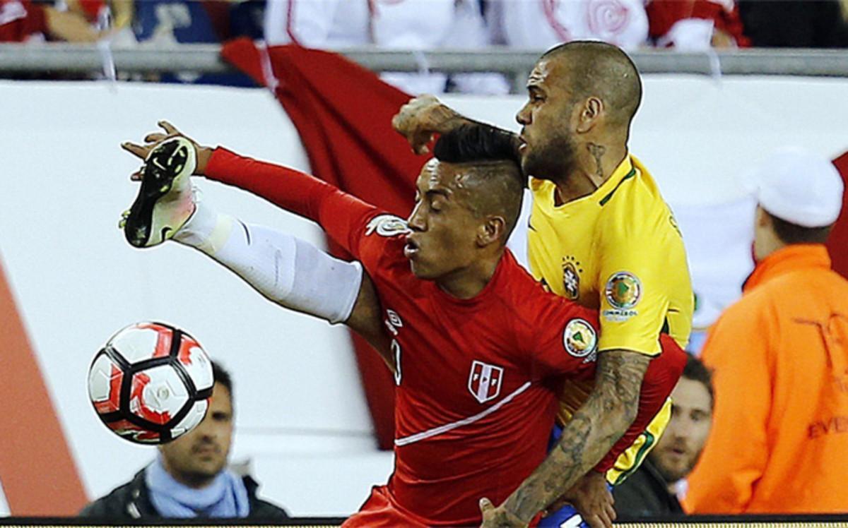Cristian Cueva (izquierda) y Dani Alves disputan el balón durante el Brasil Perú de la Copa América 2016