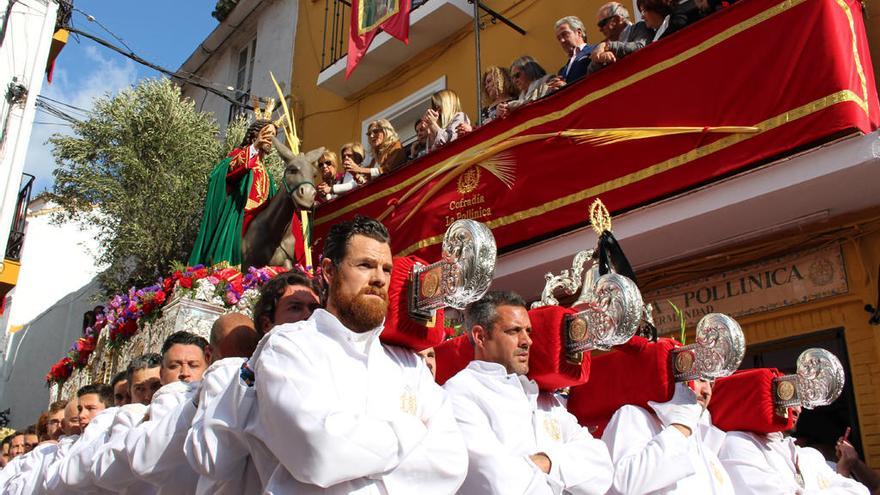 Nuestro Padre Jesús de la Misericordia a su entrada en Jerusalén en un instante del recorrido procesional que protagonizó por las calles del casco antiguo marbellí.