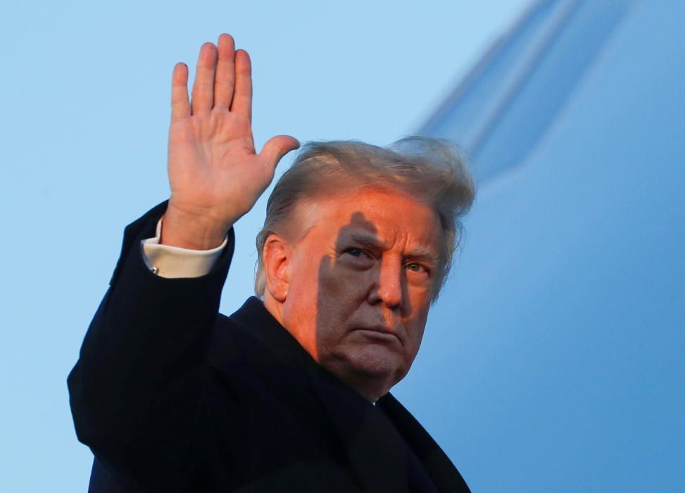 U.S. President Donald Trump boards Air Force One ...