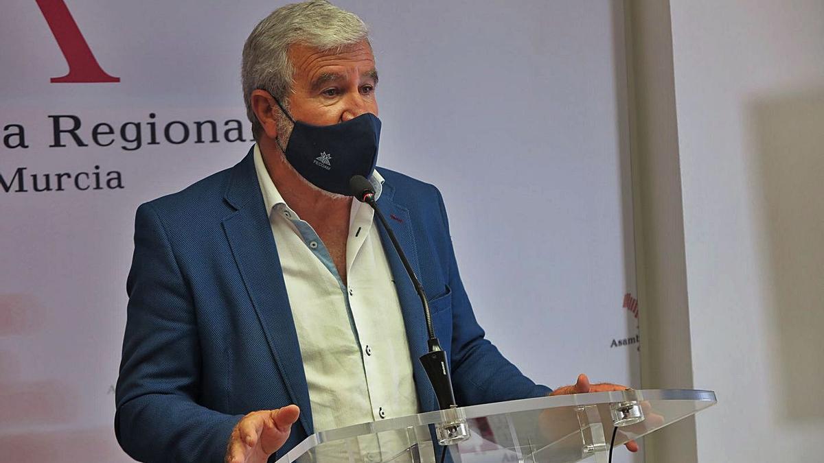 Santiago Martínez, presidente de Fecoam, ayer tras la Comisión de Agua. | ASAMBLEA REGIONAL