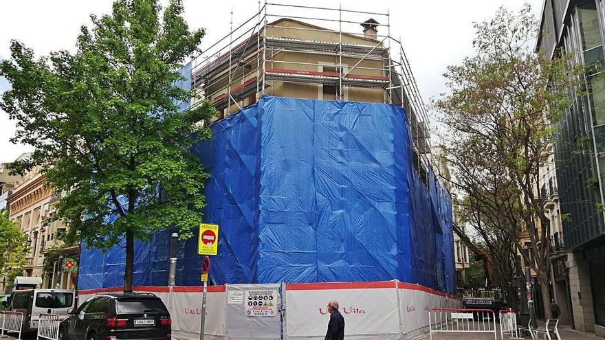 L&#039;edifici del carrer d&#039;Àngel Guimerà envoltat amb la lona blava. L&#039;enderroc es farà manualment