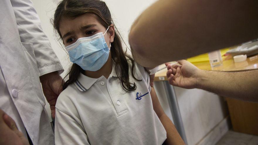 Una niña recibe la vacuna contra el coronavirus en Madrid.