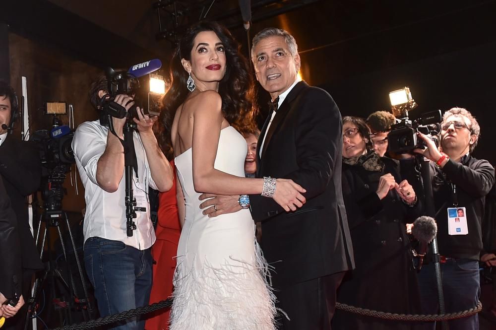 Amal Clooney luce embarazo en los César