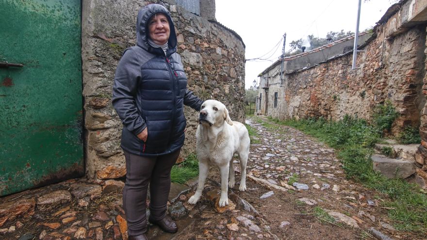 La última guardiana del pueblo que se resiste a morir