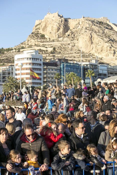 Los Reyes Magos llegan en barco y tocan tierra en las Escaleritas de la Reina.