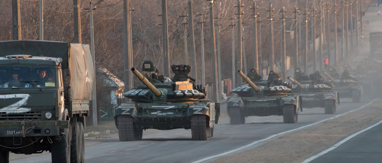 Carros de combate del Ejército ruso cerca de la ciudad de Mariúpol en el marco de la invasión de Ucrania