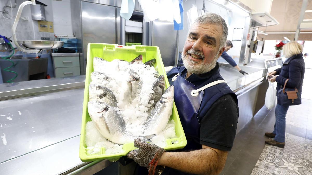 Primitivo Yagüe en su puesto del mercado Altabás.