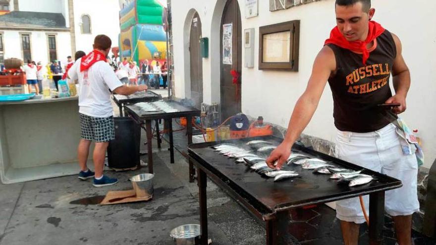 Las sardinas abren la fiesta luarquesa