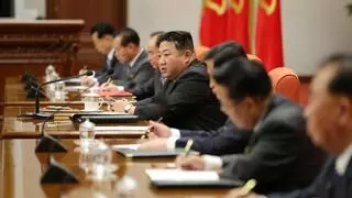 Kim Jong-un llama a reforzar las capacidades militares de Corea del Norte