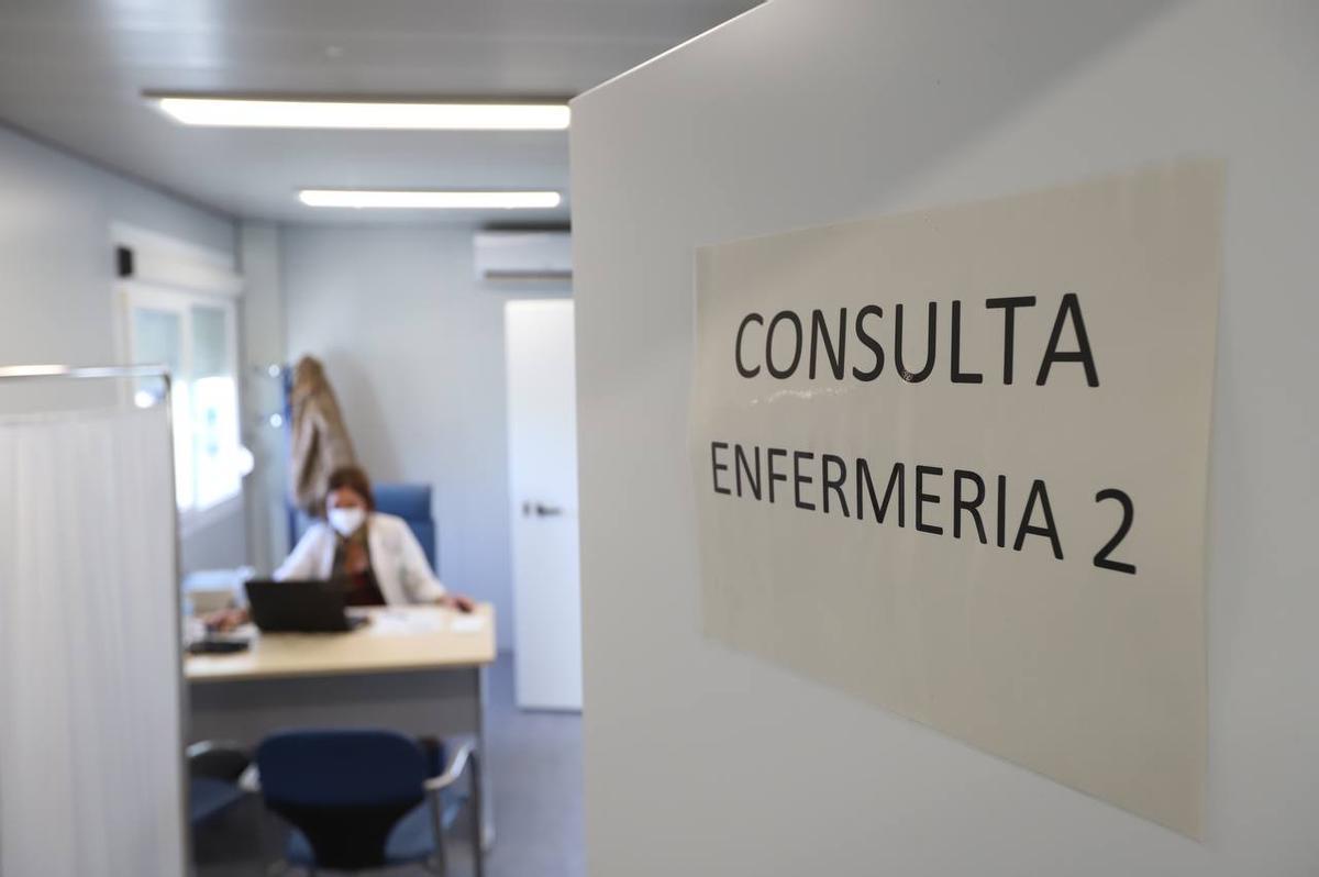 Consulta de enfermería en el consultorio provisional.