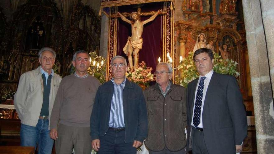 Los cofrades de la hermandad del Santísimo Cristo de la Agonía de Redondela, ante la imagen. // FdV