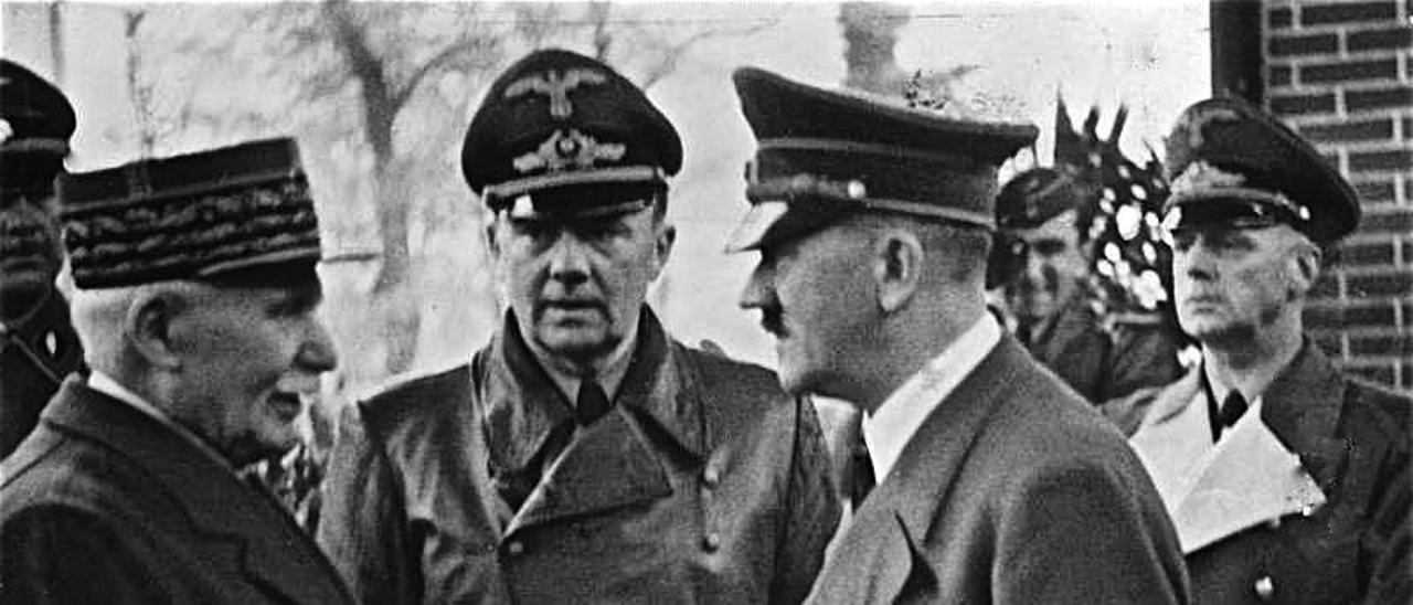 Philippe Pétain le estrecha o no la mano a Hitler.