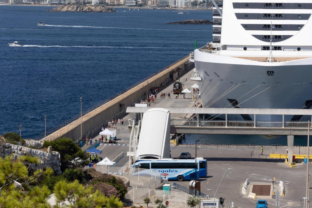 Los cruceristas arribados a Botafoch de Ibiza, en imágenes
