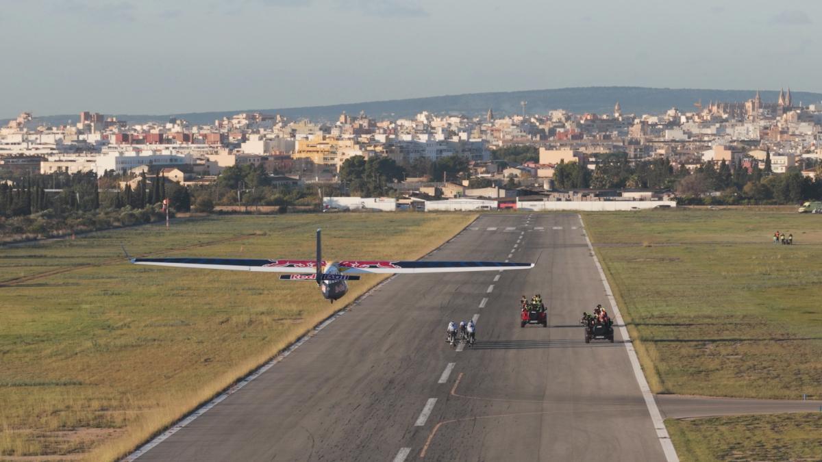 Imagen del Peloton Takeoff, en el que los ciclistas del Red Bull-Bora lograron hacer despegar una avioneta