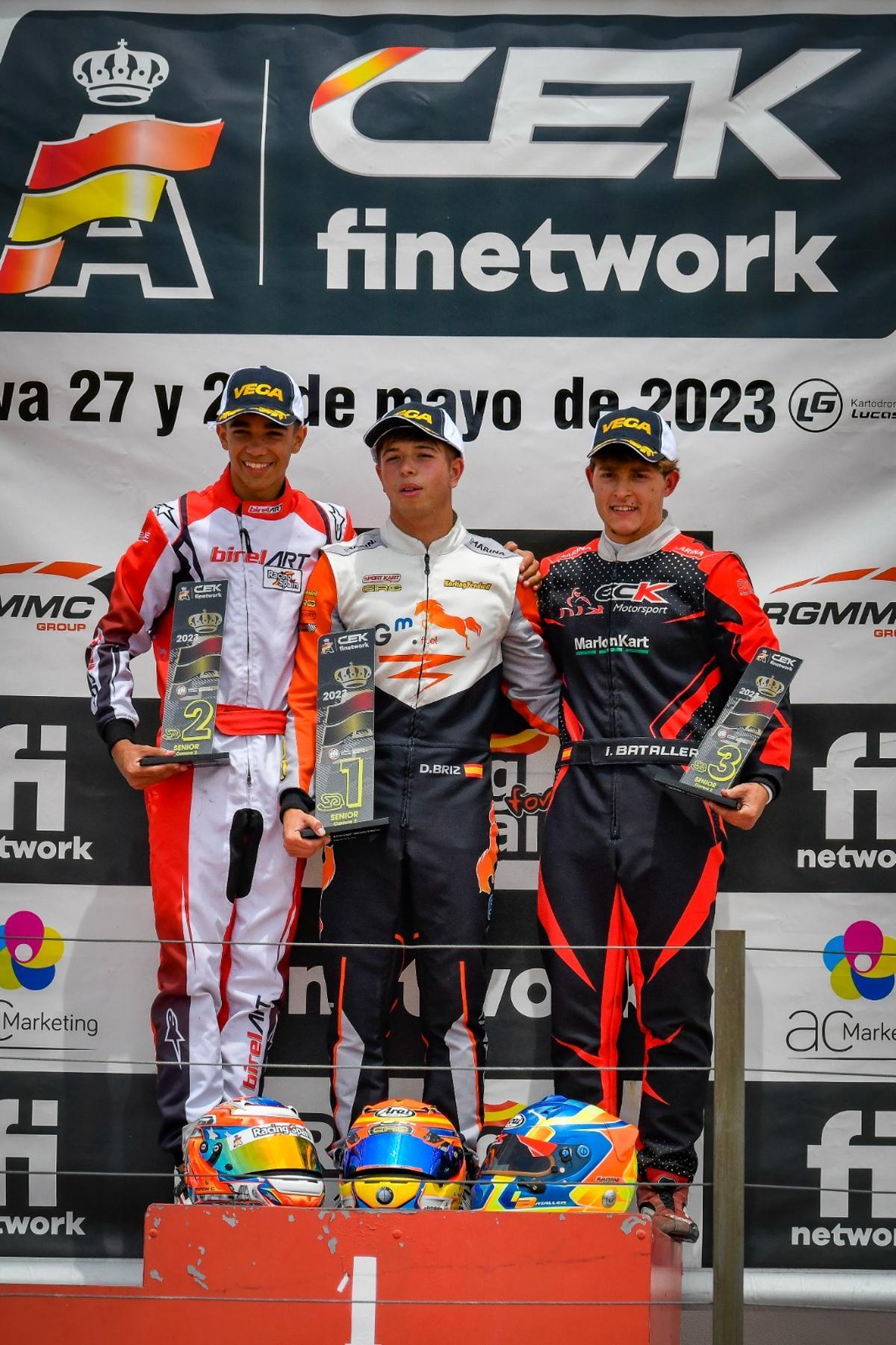 El piloto de Alfauir, a la derecha, en el tercer cajón del podio
