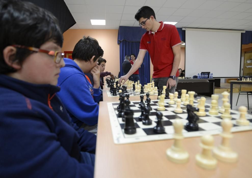 El arte del ajedrez llega a la clase en lalín