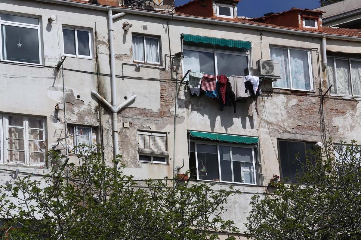 Edificio El Barco de Esplugues, desalojado el lunes por riesgo de derrumbe y en el que actualmente cinco vecinos se niegan a salir.