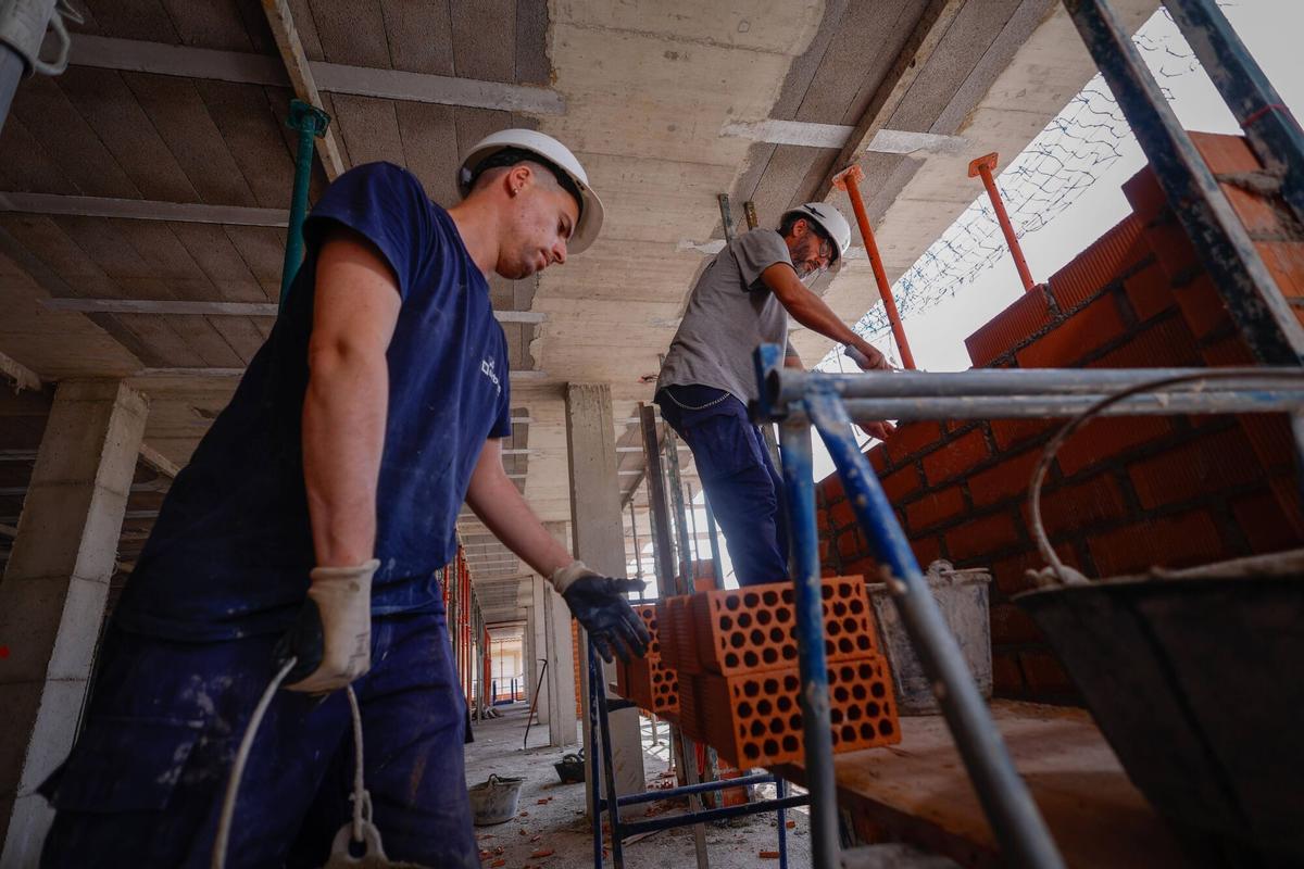 Paterna VLC reportaje sobre la dificultad de encontrar trabajadores disponibles para la construcción de viviendas. Entrevista con tres obreros Rafa David y Abraham