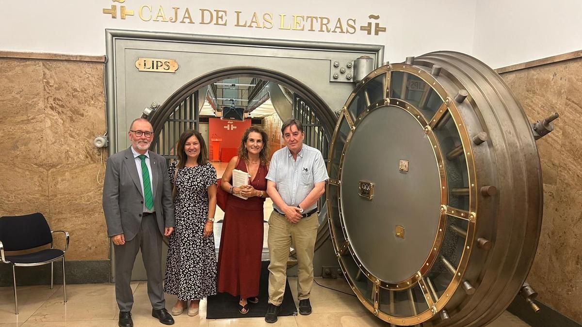 El alcalde de El Campello, la concejala de Cultura y la catedrática de la Universidad de Alicante Eva María Valero, con García Montero